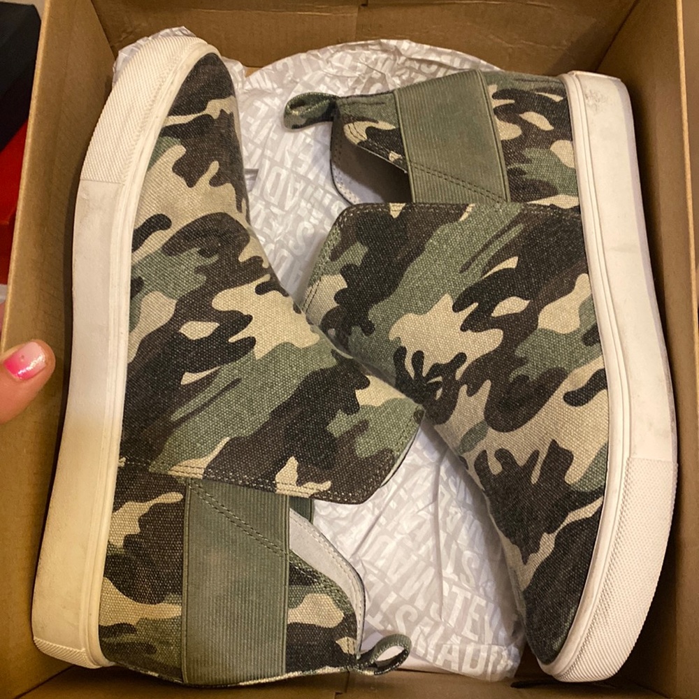 Steve Madden Crushin Camo sneakers in size 9. Worn 2x’s.